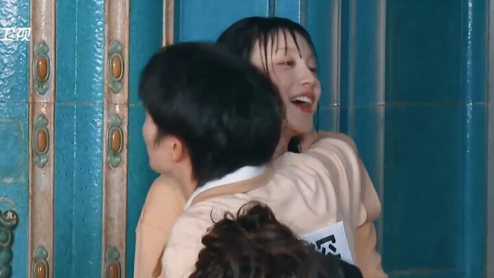 ซ่งอวี่ฉีคุยอวดโจวเซินว่า: ฉันทายถูกเพลง “เสี่ยวเหม่ยมั่น” เป็นคนแรก! ฟ่านเฉิงเฉิงฟังไม่ออกจนถูกแซวว