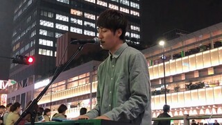 Kenshi Yonezu menyanyikan "Lemon" di jalanan Jepang