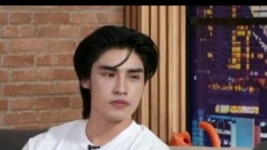 lên: Tính cách của Yan Mingxiu là tức giận và bồn chồn, cảm xúc của anh ấy cực đoan, giống như một n