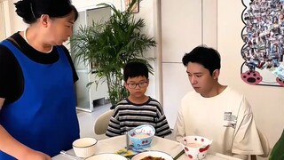 妈妈得知这个月电费要一千块，儿子和侄儿差点都忘记呼吸