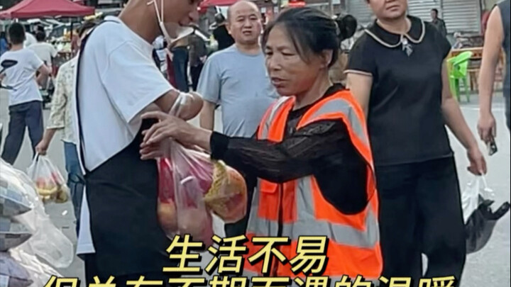 “I treated a sanitation worker to her meal, and she later bought me a bag of fruit. Life isn’t easy,