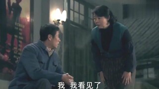 爸爸街上撞见女儿买冰棍，女儿却说没出门，原来是失散多年双胞胎