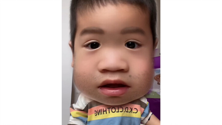 Bayi itu melihat efek khusus kepala besar untuk pertama kalinya, dan reaksinya adalah...