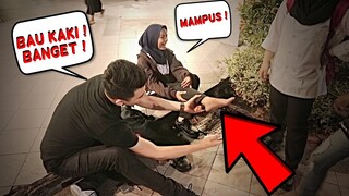 PINJEM DORAEMON, ALAT PENCIUM BAU KAKI ORANG !! - PRANK INDONESIA