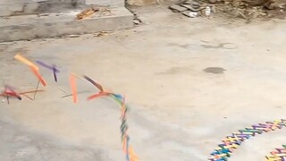 Meletakkan kembang api domino yang bagus