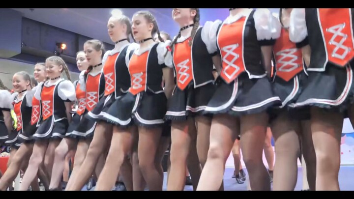 Nữ sinh Đức: Váy hầu gái Đức tại đại học – Vũ đoàn tập thể / Đùi trắng nuột nà / Bốt dài màu trắng /