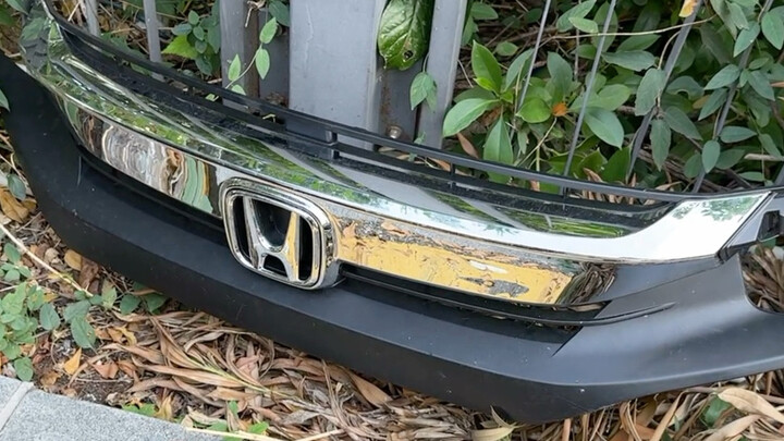 Orang zaman sekarang benar-benar nggak respek sama Honda—kok bisa seenaknya buang sampah sembarangan