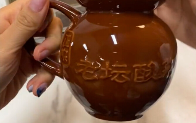 مش ممكن فعلاً يكون في حد بيطلب من صديقه المقرّب يشتري له هذا الكوب!