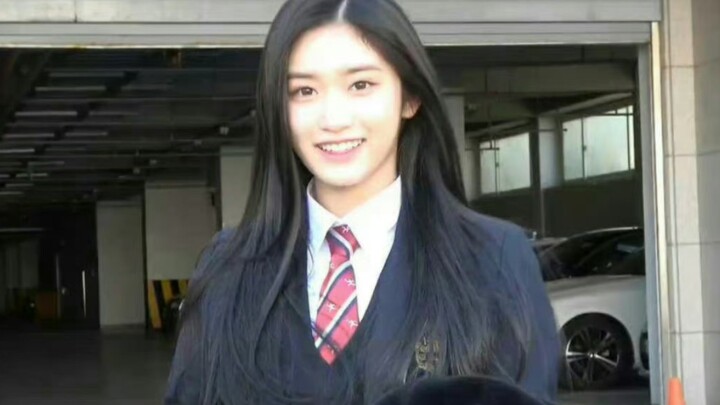 Thành viên Lai của nhóm nhạc nữ IVE bị nghi là nạn nhân của bạo lực học đường, ngồi nửa quỳ để ký tặ