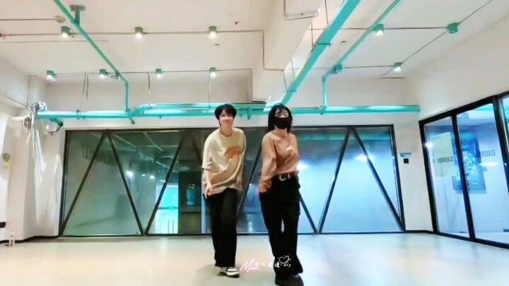 【敖子逸】没想到troublemaker还有练习室版，上一次发布练习室舞蹈已经是两年前了