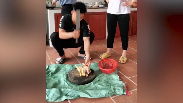 Về ra mắt nhà 'NGƯỜI YÊU', thanh niên có màn chặt gà 'ĐI VÀO LÒNG ĐẤT' và cái kết