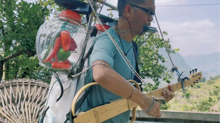 A one-man band performs "Me and My Motherland," wishing our motherland a happy birthday and prosperi