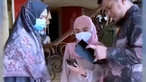 USTADZAH OKY SETIANA DEWI BERCERAl   -