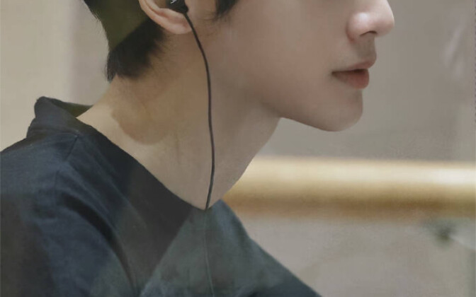 即使不露脸，一开口就知道是个帅哥。