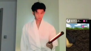 《男大20楼体育生居然没穿，在这大如传高低当个贵妃太卷了