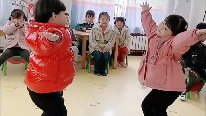 Dua balita menggemaskan di taman kanak-kanak adu menari, bagaimana anak-anak lain bisa menahan tawa?