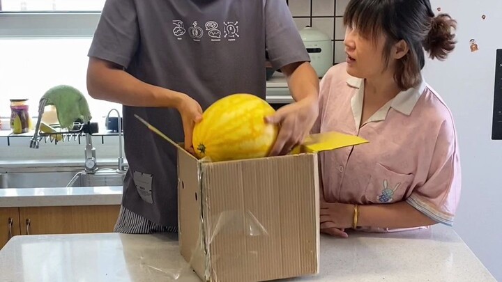 Let’s See: In “King of Online Shopping,” the brother-in-law buys pork belly with built-in skins!