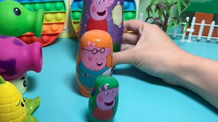 Hoạt hình đồ chơi: quả cầu cây pháo nằm trong bụng gia đình lợn