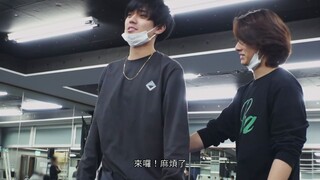 معلم الكلب النتن يشرف على روتين بروفة القطة المدللة