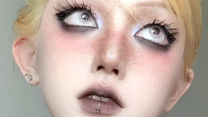 Blonde hair with smoky makeup is so cool!