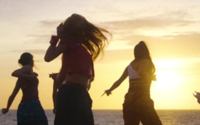 เต้นรำบนชายหาดกลางแสงแดด จิตวิญญาณอันอิสระของสาวๆ XG เต้นใหม่