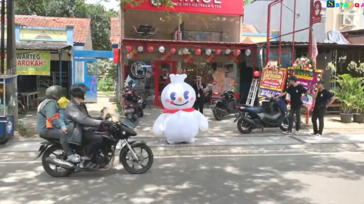 ملك الثلج في شوارع إندونيسيا لا يزال واثقًا ولطيفًا جدًا، هاهاها