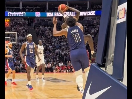 Close-up of Embiid’s moves — the show is in full swing!