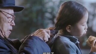 她从小就跟父母分开了，姥爷陪伴她走过了懵懂的童年然而岁月却是无情的，它不会因为什么而停歇…