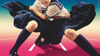 عندما تلعب فتاتان يابانيتان جميلتان بزي البحارة السومو...