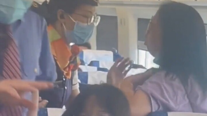 นักศึกษาสาวร้อนตัวเองลวกเด็ก แก้ตัวสุดเถื่อน: “น้ำมาจากขบวนรถไฟ งั้นก็พวกคุณเป็นคนลวกเองสิ!” “ฉันเรี