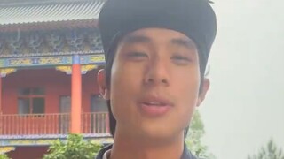 Anh đạo sĩ thật tinh ý quá!! Thậm chí còn có thể thân thiết đến mức cảm nhận được mùi tất trắng cơ à