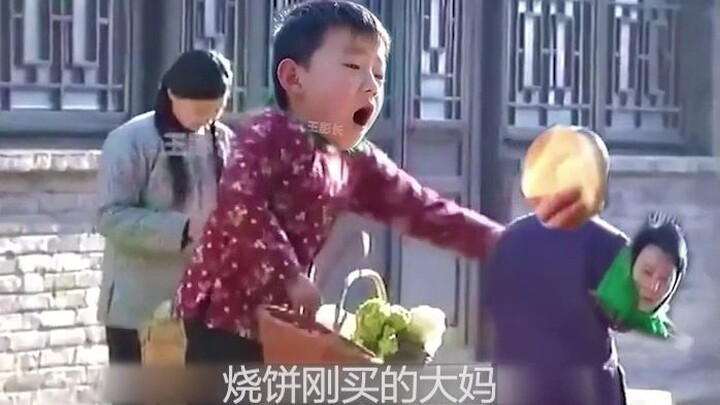คุณป้าที่เพิ่งซื้อหมั่นโถวไป ก็ถูกเด็กน้อยแย่งชิงไปในทันใด