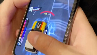 Pacarku membelikanku mainan baru ini setelah makan mi instan selama sebulan. Lihat betapa bahagianya
