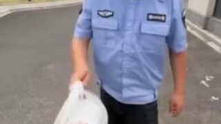 The wheel of fortune turns—Shunfei delivers food for a living.