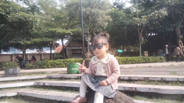 Zaskia berpose