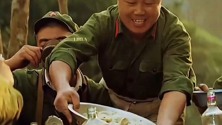 ก่อนออกสู่สมรภูมิ ทหารได้ลิ้มรสอาหารมื้อสุดท้ายแสนอร่อย เมนูเกี๊ยวสามไส้อิ่มจุใจ!