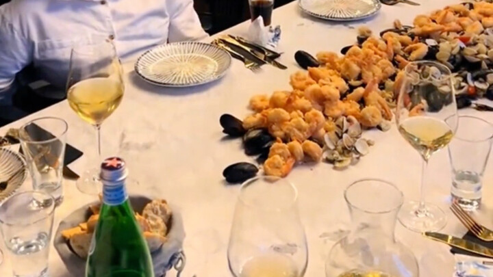 Đồ tươi sống đặt trên bàn kiểu Ý: dân Milan chúng tôi mà ăn hải sản là phải bày cả lên bàn!