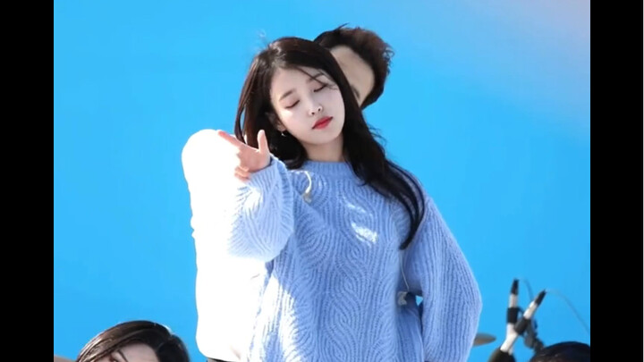 IU heard that this hand gesture can rewind time.