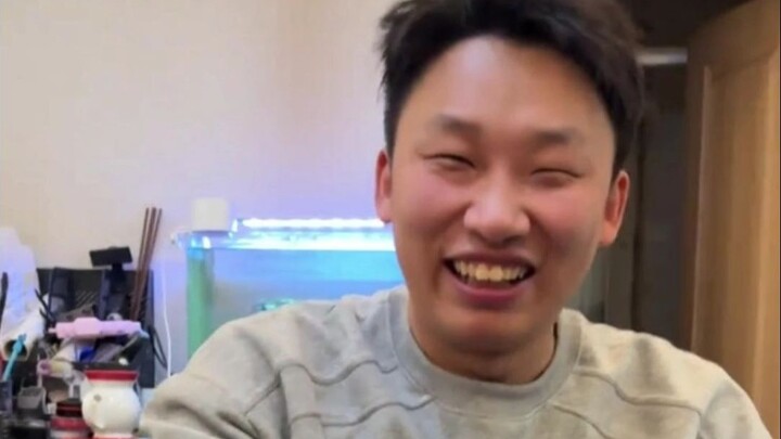 เล่นไพ่นกกระจอกในห้องนอนพูดจาเพ้อเจ้อ ระดับพลังงานสูงตลอดทั้งคลิป ไม่มีประโยคไหนฟังขึ้นเลย!