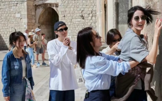 Mereka menemani Baba menjelajahi kota kuno agar dia tidak punya penyesalan.