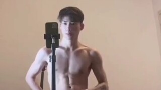 好帅的小哥哥接受女记者采访