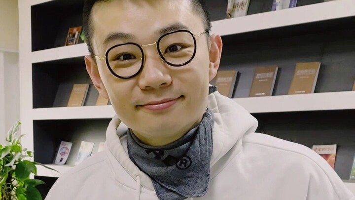 When You Show Up at Chow Sang Sang Wearing Slippers and a T-shirt (Adapted from a Netizen’s True Exp