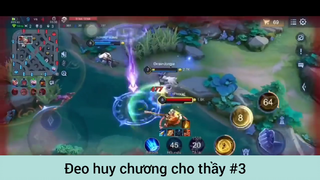 Đeo huy chương cho thầy p3