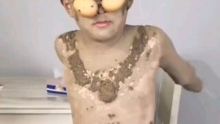 Children who love playing in the mud are protected by Ultraman!