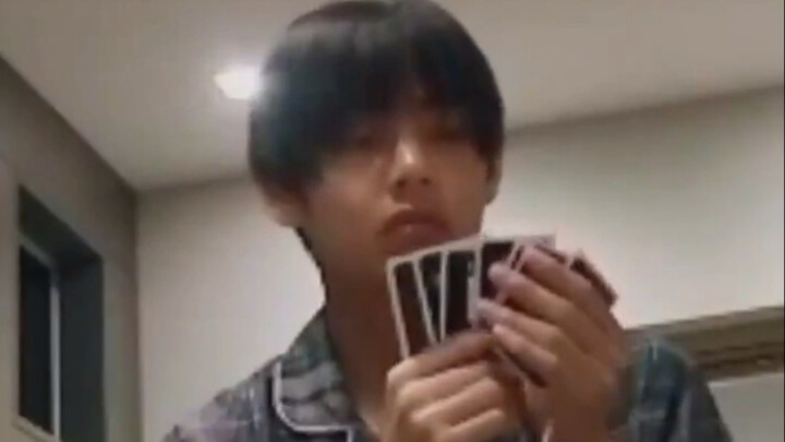 [BTS/Taehyung] Happily staring at the cards—then suddenly, the world collapses in an instant. Poor T
