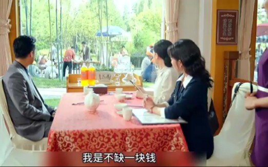 小伙吃路边两元的盒饭，不料却被丈母娘羞辱