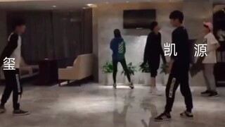 【TFBOYS】Tarian langkah hantu seve dari tiga anak kecil, siapa yang dulu ikut menari bersama