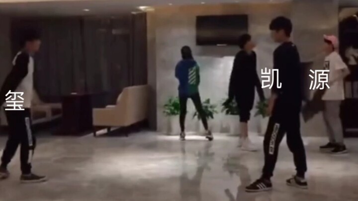 【TFBOYS】Tarian langkah hantu seve dari tiga anak kecil, siapa yang dulu ikut menari bersama