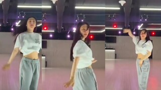 Last year on this day, Red Velvet Bae Joo Hyun practiced in the "Pose" studio! I miss Bae Rabbit