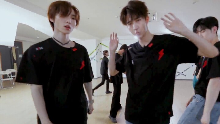 【R1SE】Looking For Trouble | Practice Room Version 1080P